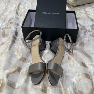 NWT Pelle Moda Satin Pewter Block Heel Sandal 9M